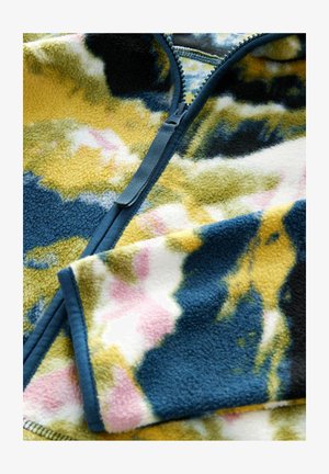 Veste polaire zippée avec un motif abstrait multicolore en bleu, jaune et rose. Présente une texture lisse et une fermeture éclair contrastante.