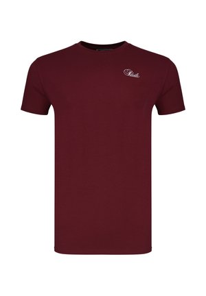 Kaštanově hnědé tričko s krátkými rukávy a kulatým výstřihem, s malým bílým nápisem v kurzívě na levé horní části hrudi.