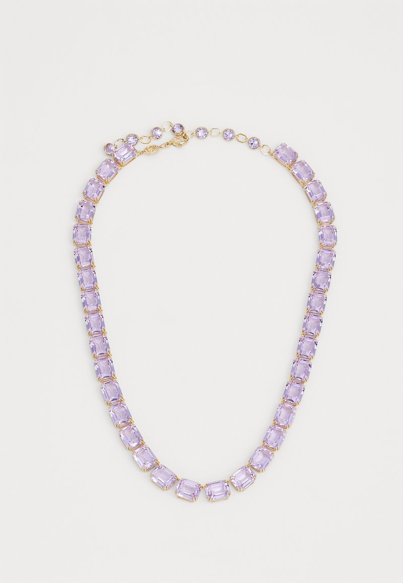 Collier chaîne en or avec des pierres précieuses rectangulaires violet clair et de petites pierres rondes violettes près du fermoir, posé à plat sur une surface blanche.