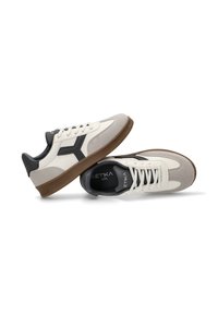Zapatillas blancas y grises con acentos negros, de cuero suave y gamuza texturizada, punta redonda, suela de goma marrón y detalle de logo en contraste.