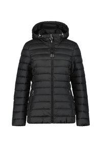 Chaqueta acolchada negra con capucha, que presenta secciones acolchadas horizontales, cierre frontal con cremallera y bolsillos laterales con cremalleras.
