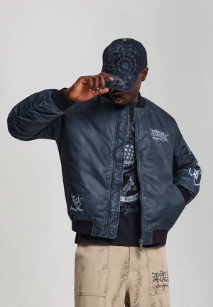 Ed Hardy, MENS WASHED BLACK WIDOW RELAXED VARSITY BOMBER - Blouson Bomber - black