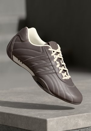 ADIRACER UNISEX - Trainers - dark brown/cream white