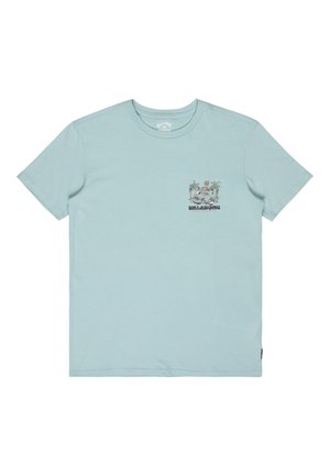 Jasnoniebieska koszulka z krótkim rękawem z małą grafiką palm i busa na plaży oraz napisem "Billabong" na lewej stronie klatki piersiowej.