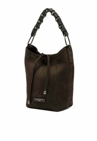 Bruine suède bucketbag met een trekkoordsluiting, een gestructureerde body en een handvat met vergrendeling in elkaar. 