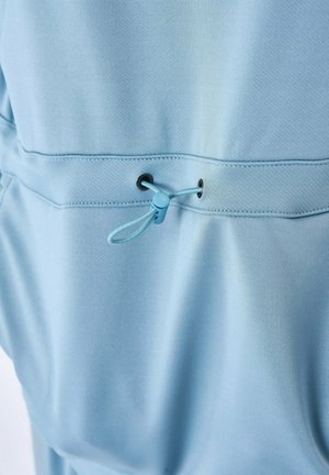 Tessuto azzurro chiaro con una superficie liscia, con un cordoncino regolabile con un cappio accentato in vita, fissato da occhielli neri.