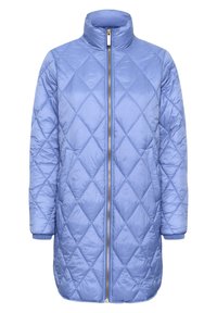 Giacca lunga trapuntata di colore azzurro chiaro con colletto alto, chiusura frontale con zip, polsini a coste e motivo di cucitura a diamante.