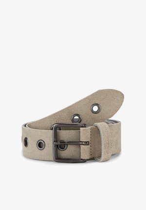 Ceinture en daim beige clair, avec une boucle en métal sombre et des œillets. Texture lisse avec une extrémité effilée et des coutures renforcées.