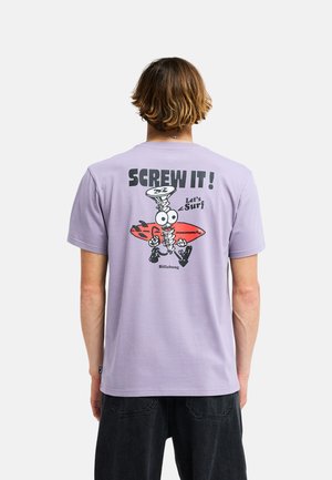 Mężczyzna o brązowych włosach, ubrany w liliowy t-shirt z kreskówkową śrubą trzymającą czerwoną deskę surfingową i tekstem "SCREW IT! Let's Surf" na plecach.