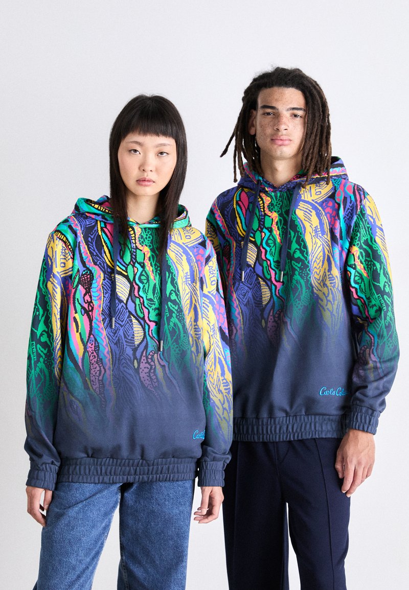 Hættetrøjer med et multicolor abstrakt design med grønne, gule, pink og lilla mønstre, gradient blå bund og elastiske ærmer.