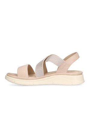Sandalias de color rosa claro con correas cruzadas texturizadas y brillantes, y una suela curva y acolchada. Incluye una correa en el talón que brinda soporte.