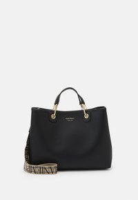 Sac fourre-tout en cuir noir avec quincaillerie dorée, doubles poignées et une bandoulière amovible à motifs avec logo. Texture lisse avec une forme structurée.
