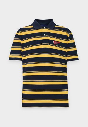 Kortärmad polo skjorta med marinblå och gula horisontella ränder, med krage, två knappar och en logotypapplikation på bröstet.