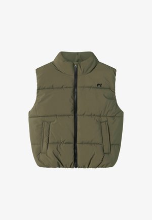 Olijfgroene puffer gilet met hoge kraag, rits aan de voorkant en twee zijzakken. Soepele textuur met horizontale gestikte patronen en zwart logo-detail.