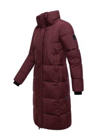 Cappotto imbottito bordeaux con colletto alto, maniche lunghe e polsini elasticizzati. Presenta sezioni cucite e un logo sulla manica.