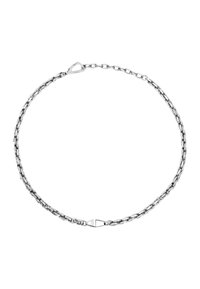 Sølv kædedyse med ovale led, flade kanter og en sikker lås. Reflekterer lys og har en glat tekstur.