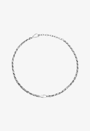 Zilveren ketting met ovale schakels, platte randen en een veilige sluiting. Weerspiegelt licht en heeft een gladde textuur.