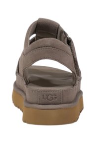 Sandal in suede marrone chiaro con retro aperto e cinturini regolabili. Presenta una soletta imbottita e una suola in gomma marrone.