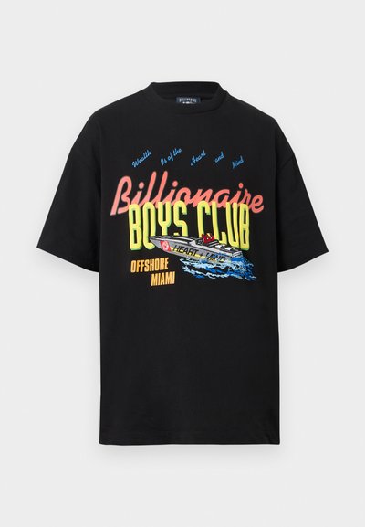 Μαύρο μπλουζάκι με πολύχρωμο κείμενο "Billionaire Boys Club Offshore Miami" και γραφικό ταχύπλοου που δημιουργεί κύματα στο μπροστινό μέρος.