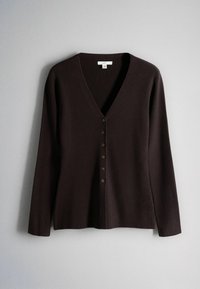 Donkerbruine ribgebreide cardigan met V-hals en zes knopen, middelgroot, afgebeeld op een lichtgrijze achtergrond.
