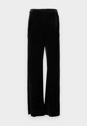 Pantaloni a gamba larga in velluto nero con una texture liscia, caratterizzati da una vita alta e due pieghe frontali, che si estendono fino a terra.