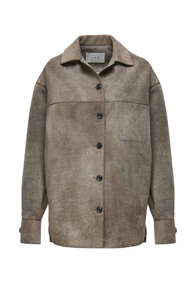 Hnedá semišová bundu s dlhými rukávmi na gombíky s golierom, jedným náprsníkom a manžetami na gombíky.