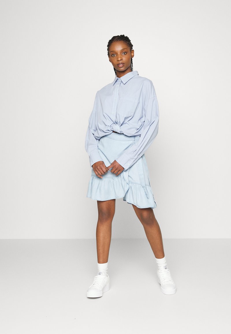 Damen Jeansröcke | Pieces Petite PCVILMA WRAP SKIRT Wickelrock light blue denim/light-blue denim - UH47059 Damen Jeansröcke | Pieces Petite PCVILMA WRAP SKIRT Wickelrock light blue denim/light-blue denim - UH47059