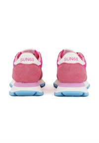 Rosa und weiße Sneaker mit einem Obermaterial aus Wildleder, ausgestattet mit einer blauen Gummisohle und einem Branding an der Ferse. Ein glattes und strukturiertes Design.