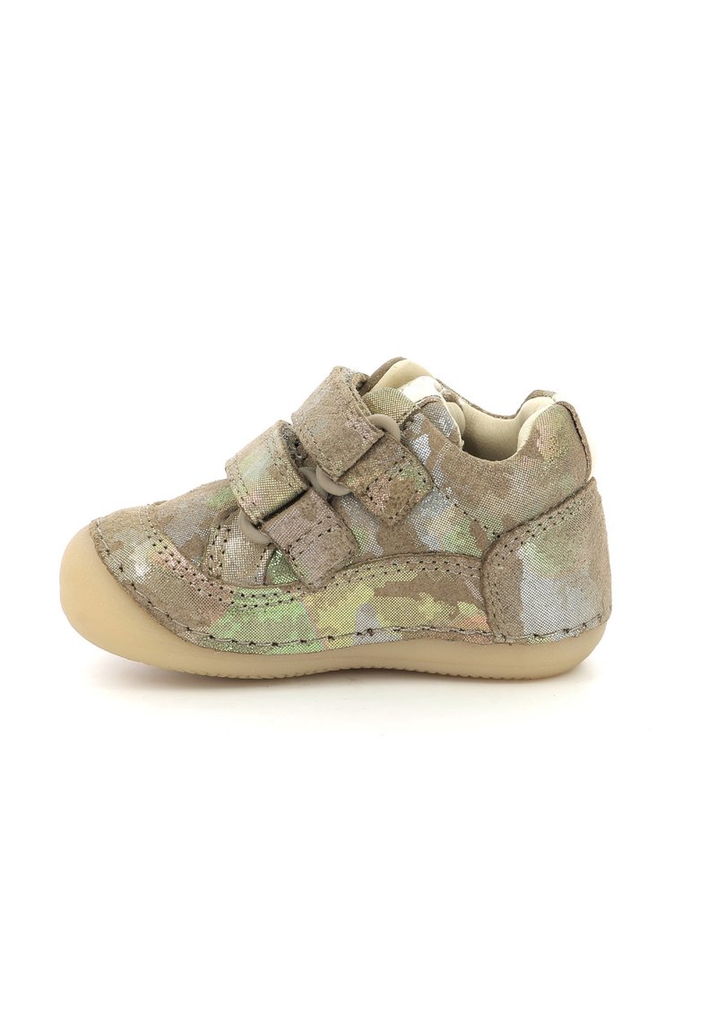 Zapato con cierre de velcro, con parte superior de material texturizado en un patrón de camuflaje multicolor, puntera redonda y suela de goma color crema.