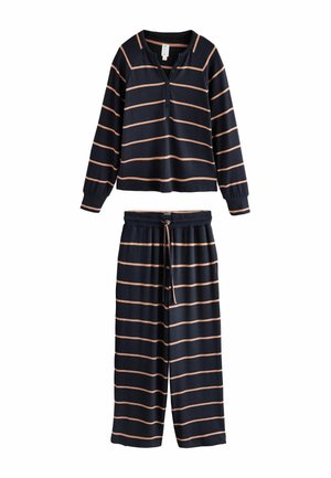 Navy gestreiftes Schlafanzug-Set mit einem Langarmoberteil mit Henley-Kragen und drei Knöpfen, kombiniert mit einer entspannten Hose mit elastischem Bund.