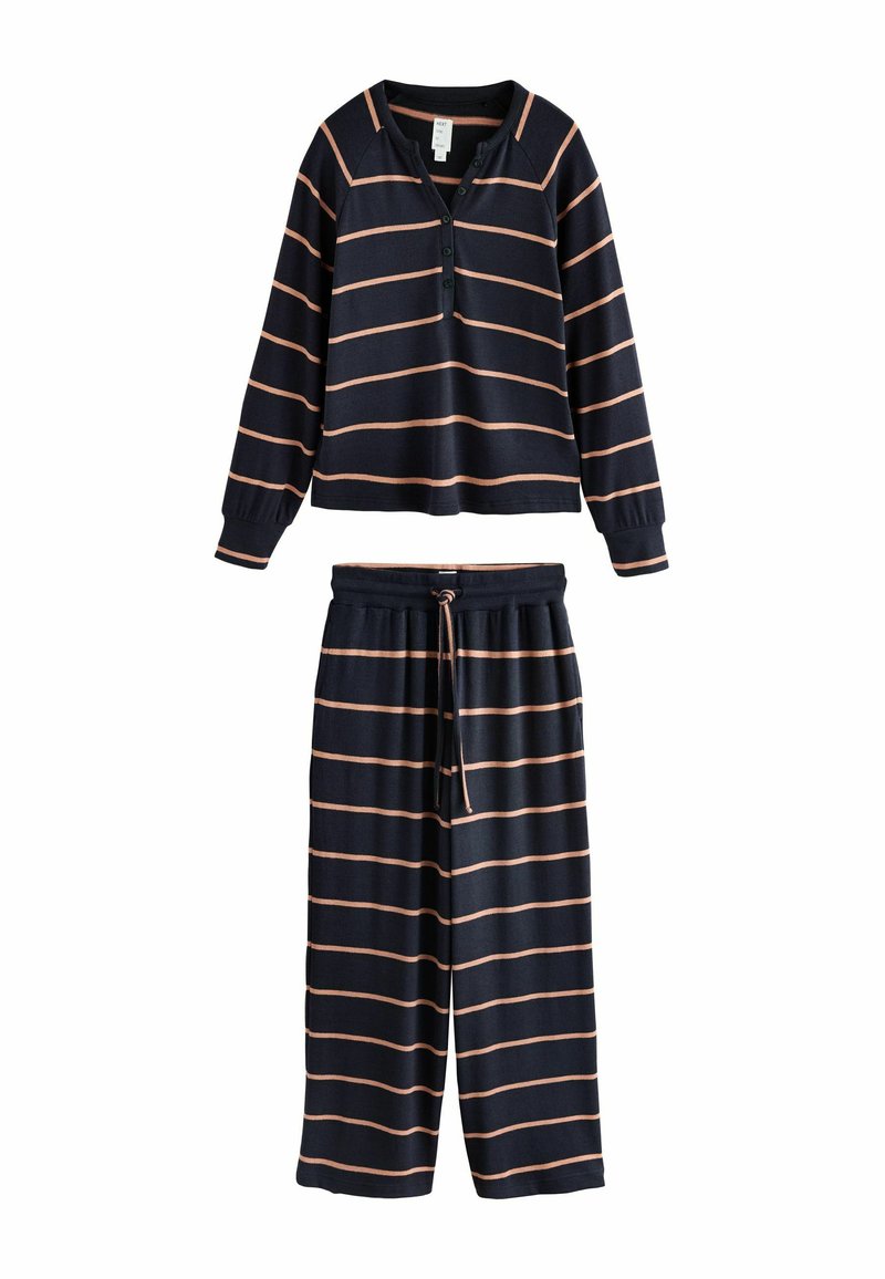 Set de pijama cu dungi bleumarin, format dintr-un maiou cu mânecă lungă, având guler henley și trei butoane, asociat cu pantaloni relaxați cu talie elastică.