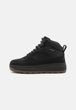 Sort højtop vandtæt sneaker med tekstureret sål, snørebånd foran og trækstrop, med diskrete brandlogoer på siden og hælen.