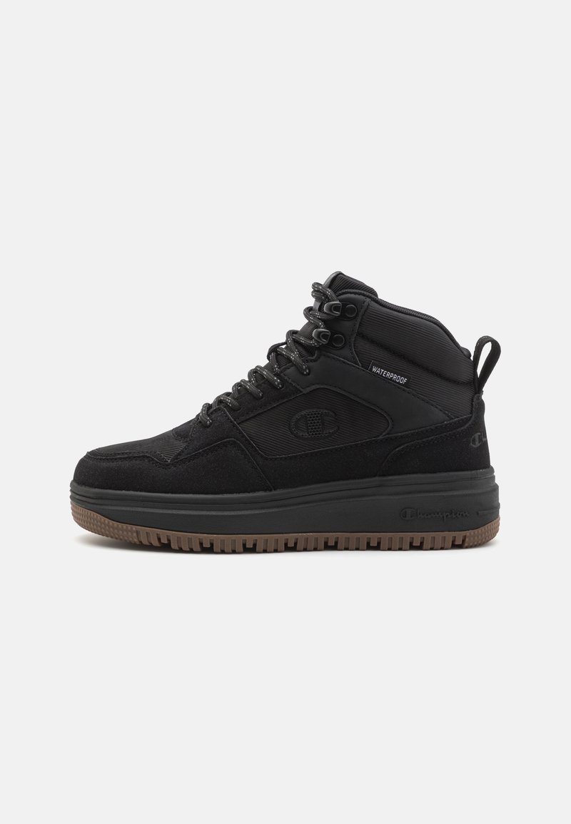Baskets montantes noires imperméables avec semelle texturée, lacets à l'avant et languette, comportant des logos subtils de la marque sur le côté et le talon.