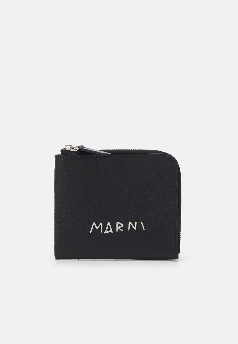 Portefeuille en cuir noir avec une surface texturée, fermeture éclair et lettrage logo argenté "MARNI" sur le devant. Forme compacte et rectangulaire.