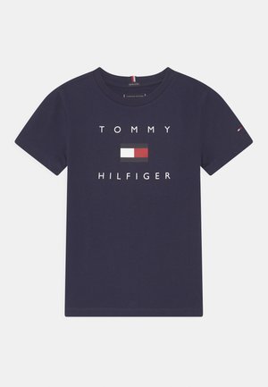Marineblå kortærmet bomuld T-shirt med teksten "Tommy Hilfiger" og rød, hvid og sort logo centreret på forsiden.