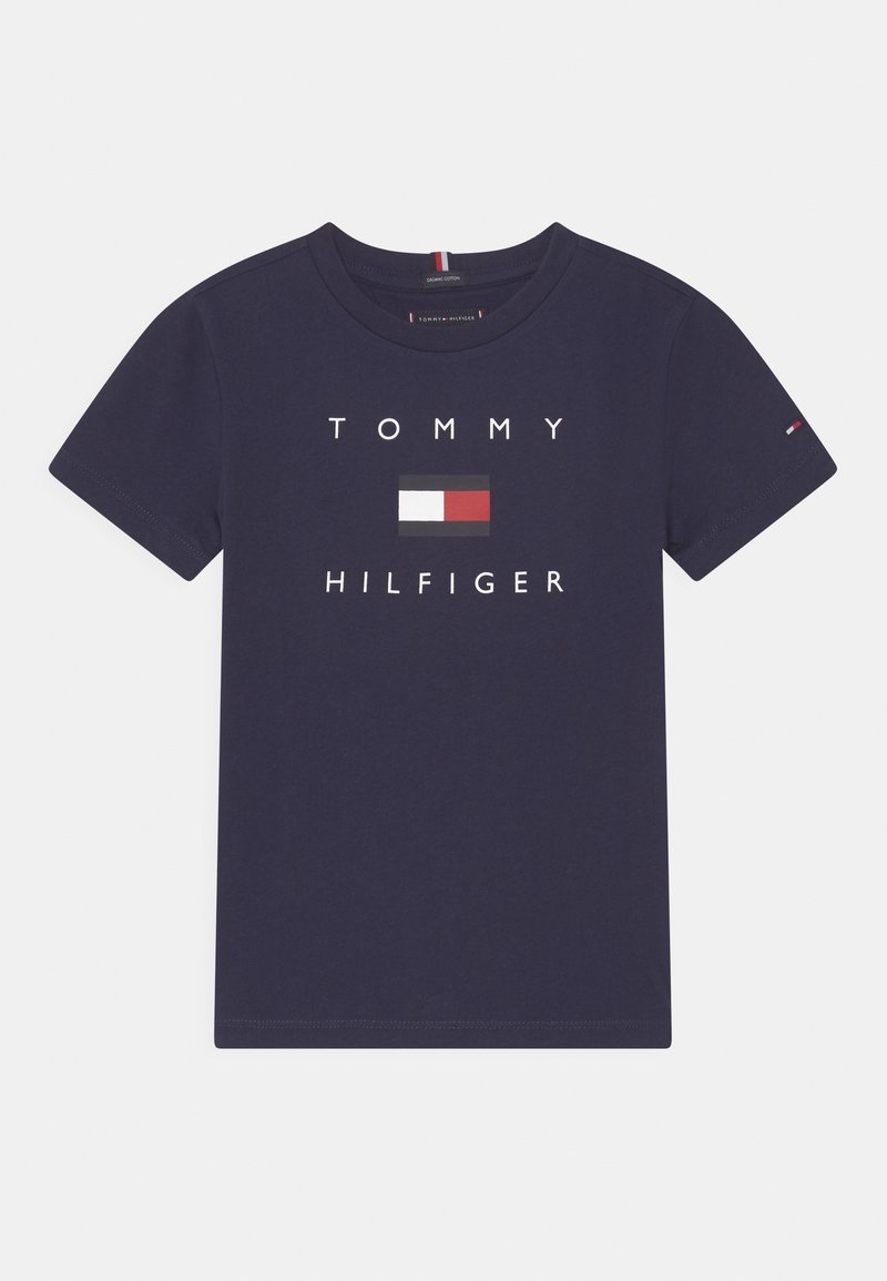 Marineblaue kurzärmelige Baumwoll-T-Shirts mit dem Schriftzug "Tommy Hilfiger" und einem roten, weißen und schwarzen Logo, das mittig auf der Vorderseite platziert ist.