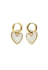 Pendientes de aro de oro con acentos en forma de corazón de nácar iridiscente. Un borde detallado que enmarca los corazones añade textura y contraste.