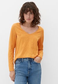 s.Oliver LONGSLEEVE MET SLUBSTRUCTUUR - Langarmshirt - honiggelb