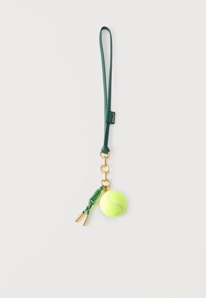 Bracelet en cuir vert avec anneaux dorés, petit pendentif balle de tennis et pompon vert avec extrémités dorées sur fond blanc.
