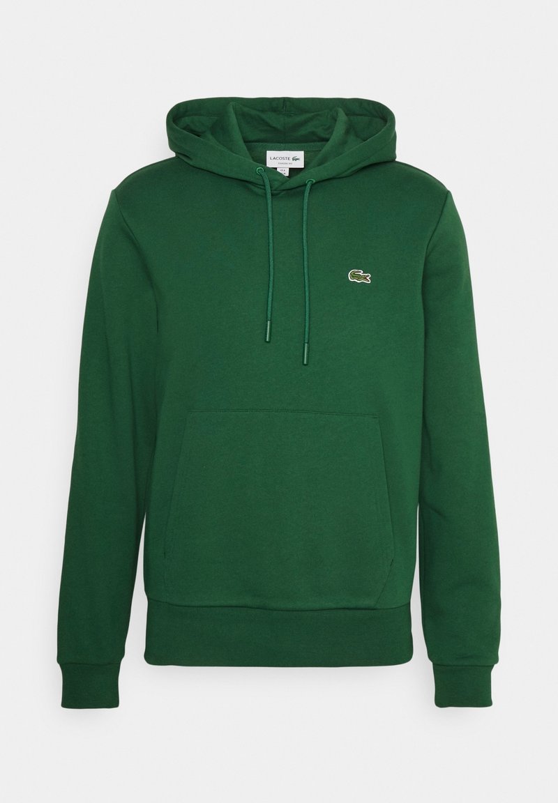 Sudadera verde con capucha, bolsillo frontal, cordones y pequeño logo de cocodrilo en el pecho.