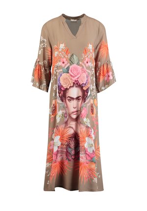 Abito color talpa con maniche a tre quarti, caratterizzato da un ritratto frontale di una donna con un copricapo floreale e vivaci fiori tropicali e frutti.