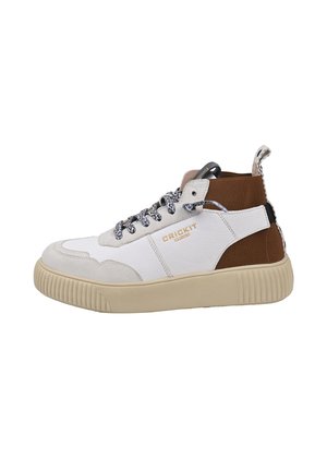 Baskets montantes en cuir blanc et daim, avec des accents marron, des lacets à motifs, et une semelle épaisse en caoutchouc beige à rainures.