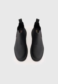 Botas de couro pretas até ao tornozelo com painéis laterais elásticos, ponta arredondada, alças de puxar e sola de borracha texturizada. O interior apresenta o logotipo na palmilha.