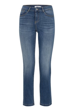 Personne portant un jean bleu taille haute et un haut noir à manches longues, visible de la taille vers le bas, debout devant un fond uni.