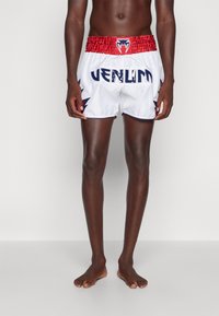 Venum INFERNO 2.0 MUAY THAI SHORTS - Sportiniai šortai - snow white/red