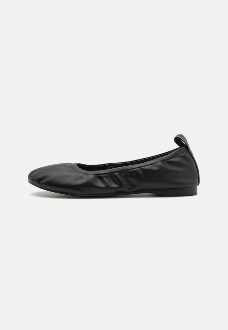 Musta nahkainen ballerina-avokas pyöreällä varvalla, sivuilla poimutettu yksityiskohta ja pieni kantatappi takana. Silkkinen pinta.