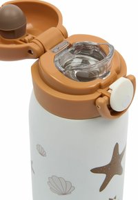 Bela plastenka za vodo z rjavim pokrovčkom na preklop in prozornim odprtjem. Okrašena z vzorci školjk in morskih zvezd v umirjenih barvah. Gladek zaključek.