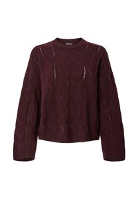 Pull en tricot rouge foncé avec motifs torsadés, manches longues et col rond sur fond blanc.