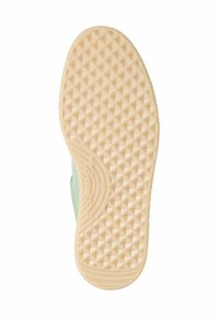 Semelle de sneaker en caoutchouc beige clair, présentant un motif en diamant texturé pour l'adhérence et un design ondulé courbé avec un détail de marque.