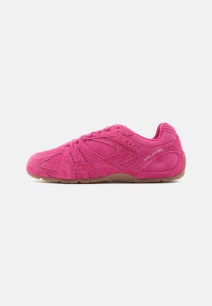 Rosa semsket sneakers med teksturerte overlegg, rund tå og snøring. Såle i gummigummi og merkevare-detaljer på hælen.